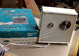 Raleigh A-72 Table Radio a.JPG (42783 bytes)