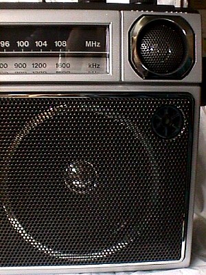 Sanyo 2563 Portabel AM-FM Cassette Player a.JPG (61989 bytes)