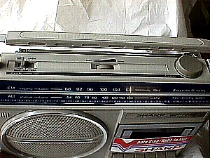 Sharp GF 1740 AM-FM Cassette Player a.JPG (40073 bytes)